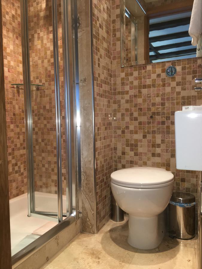 Heathrow Cottages Стейнс Экстерьер фото
